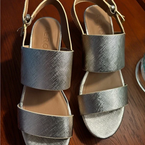 CAMILLA AEROSOLES GOLD HEELS - Picture 2 of 7